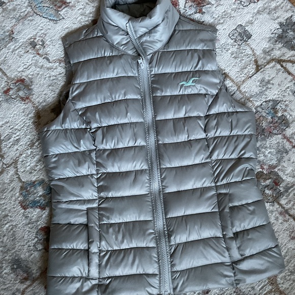 Hollister Silver Lightweights Puffer Vest - Picture 15 of 15
